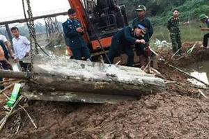 Hà Nội: Trục vớt tên lửa nặng 600kg còn nguyên ngòi nổ