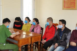 Bắt "ổ nhóm" đánh bạc bằng hình thức 3 cây ở Quảng Bình