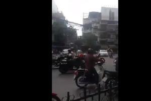 Clip: Đoàn xe phân khối lớn nẹt pô, rú ga ẫm ĩ khiến nhiều người bức xúc