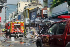 TP HCM: Cháy lớn một căn nhà, nhiều người dân hốt hoảng di tản tài sản