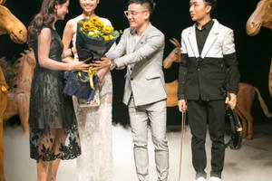 Bản sao Tăng Thanh Hà làm vedette cho NTK Hà Duy