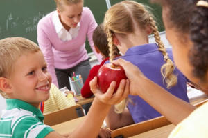 Bí quyết khuyến khích con làm việc tốt của phụ huynh khắp thế giới