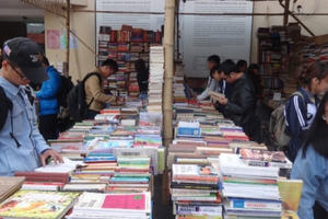 20 tấn sách cũ đang được bày bán tại "Đại hội sách cũ Hà Nội lần thứ V"