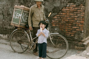 "Tuổi thơ dữ dội" của bố qua bộ ảnh dành tặng con gái