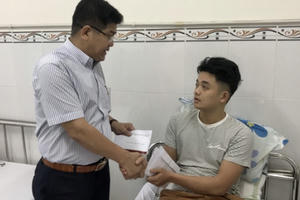 Báo Pháp luật Việt Nam thăm hỏi chiến sĩ công an bị thương trong khi làm nhiệm vụ