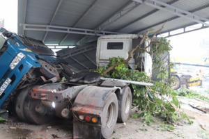 Lâm Đồng: Kinh hoàng xe bồn lao vào nhà dân lúc sáng sớm