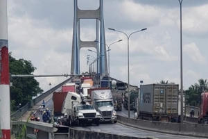 Va chạm xe liên hoàn tại chân cầu Phú Mỹ khiến giao thông ùn tắt nghiêm trọng Va chạm xe liên hoàn tại chân cầu Phú Mỹ khiến giao thông ùn tắt nghiêm trọng