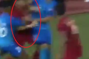 [Clip]: Cầu thủ U22 Singapore và U22 Indonesia "ăn thua" với nhau sau pha va chạm