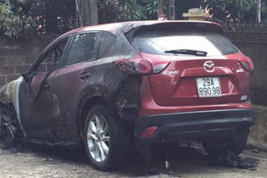 Phú Thọ: Đỗ xe vào đống rác đang cháy "xế sang" bị thiêu rụi