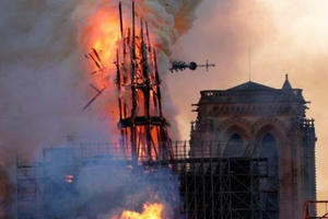 Bí mật đằng sau tháp nhọn bị thiêu rụi của Nhà thờ Đức Bà Paris