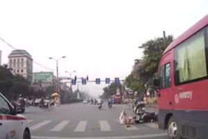 Hà Nội: Dừng đèn đỏ vẫn bị đâm... như thường Hà Nội: Dừng đèn đỏ vẫn bị đâm... như thường