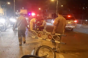 TP HCM: Người đàn ông nghi gây tai nạn rồi bỏ chạy, đạp ngã xe người truy đuổi