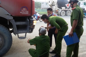 Băng qua nút giao “tử thần”, một người đàn ông bị xe ben tông tử vong