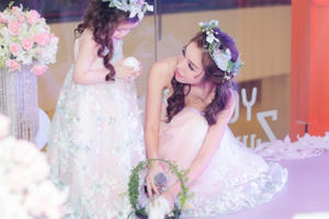 Cadie xinh như công chúa, lần đầu catwalk diễn BST đầu tiên của mẹ Elly