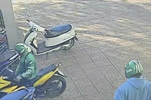 Hai đối tượng mặc đồ Grab, nghi dùng súng cướp ngân hàng giữa ban ngày ở Gia Lai