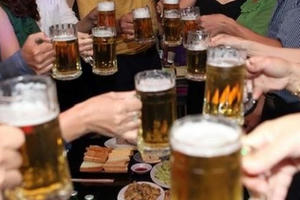 Kiểm soát việc sử dụng hay “khai tử” ngành rượu, bia?