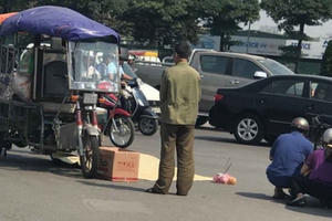 Hà Nội: Người phụ nữ rơi khỏi xe ba gác xuống đường tử vong tại chỗ