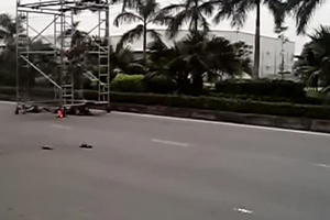 Di chuyển giàn giáo vướng dây điện cao thế, một bảo vệ tử vong tại chỗ