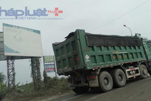 Gia Lâm: Xe có dấu hiệu quá tải chạy vun vút, mặt đường tan nát