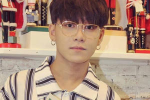 Chân dung 9x đẹp trai hát mashup cuốn hút trên phố đi bộ