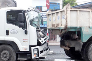 Tai nạn giao thông Plus: Tông xe liên hoàn, tài xế xe tải mắc kẹt trong cabin