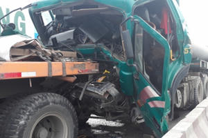 TP HCM: Nam tài xế xe đầu kéo kêu cứu dưới dốc cầu “tử thần” TP HCM: Nam tài xế xe đầu kéo kêu cứu dưới dốc cầu “tử thần”