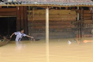 Chùm ảnh mưa lũ tiếp tục dâng cao, Hà Tĩnh đã có 3 người chết và mất tích