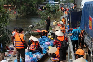 Hàng trăm đoàn thiện nguyện hướng về Quảng Bình, cứu trợ người dân vùng lũ