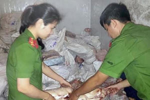 Nghệ An: Phát hiện gần 5 tấn thực phẩm bẩn không có nguồn gốc trong kho