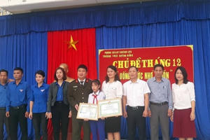 Nhặt được bọc tiền, nữ sinh đến công an nhờ tìm người đánh rơi