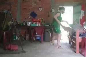 Đứa con đánh đập, đổ chất bẩn lên đầu mẹ già 80 tuổi lĩnh án