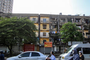 Cận cảnh các chung cư trước nguy cơ đổ sập bất cứ lúc nào ở Hà Nội