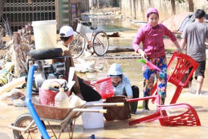 Miền Trung khắc phục hậu quả lũ lụt: Bới bùn vớt vát tài sản
