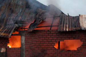 Bình Dương: Nhà máy tôn bốc cháy, nhiều người hoảng loạn