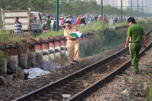 Chồng thẫn thờ khi chứng kiến vợ bị tàu hỏa tông tử vong