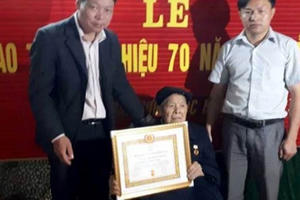 Cao Bằng: Trao huy hiệu 70 năm tuổi Đảng cho Đảng viên lão thành huyện Trùng Khánh