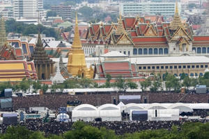 Hàng nghìn người dân Thái hát quốc ca tưởng nhớ nhà vua Bhumibol Adeladej