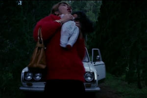 Cười nghiêng ngả khi Hoài Linh bị ma búp bê cắn