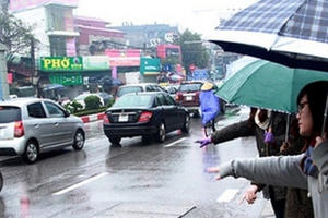 Tài xế taxi, shipper hốt bạc không kịp vào ngày mưa rét