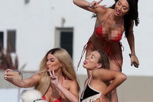 Ba mỹ nhân game show 18+ Too Hot to Handle diện bikini 'đốt cháy' biển hè