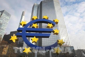 Lệ làng chọi phép vua?