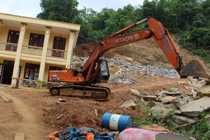 Trường xây dang dở 5 năm, thầy và trò ở nhờ nhà dân