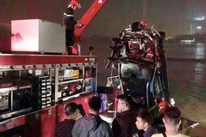 Danh tính 2 nạn nhân trong vụ xe Mercedes lao xuống sông Hồng