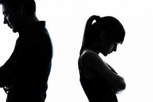 Thiếu phụ độc thoại trong phiên tòa ly hôn vắng mặt người chồng