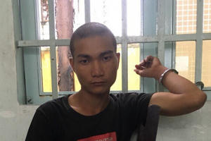 Kề dao cướp tài sản còn đòi nạn nhân... cho hôn