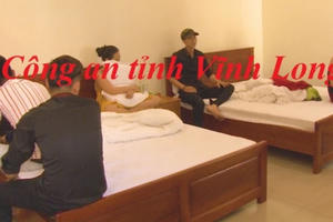 Bắt quả tang 2 cô gái trẻ trác táng xuyên đêm cùng 4 bạn trai vừa quen