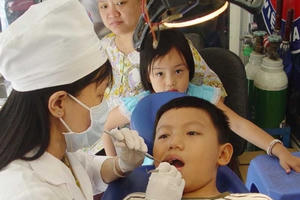 Nguy cơ bị mù mắt, tai biến do… nhổ răng