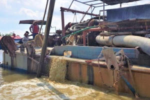 Tạm giữ 2 ghe bơm hút cát trái phép trên sông Đồng Nai Tạm giữ 2 ghe bơm hút cát trái phép trên sông Đồng Nai