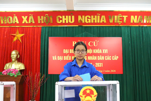 Cảm xúc đặc biệt của những cử tri lần đầu tiên được cầm lá phiếu đi bầu cử