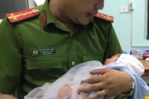 Bé trai sơ sinh bị bỏ trong làn nhựa với lời nhắn 'ai nhặt được nuôi giúp'